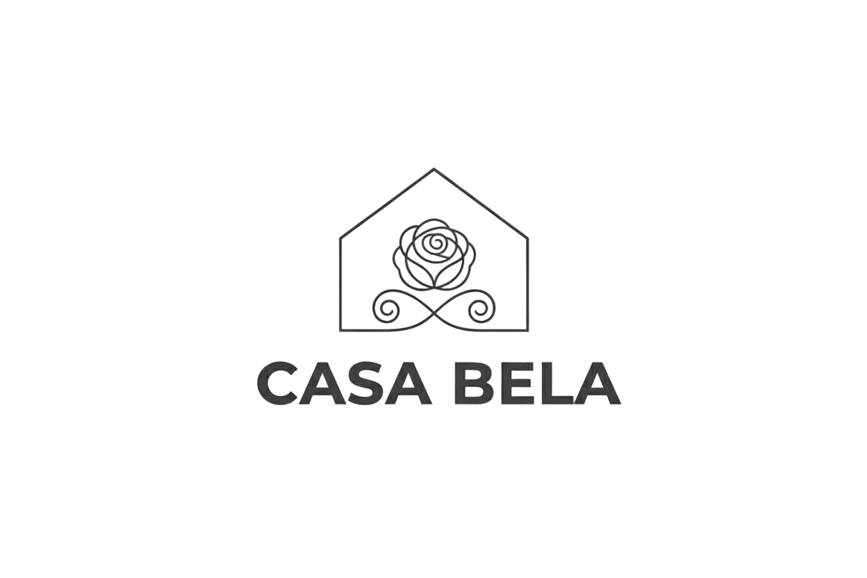 Ícone minimalista com a silhueta estilizada de uma casa: um telhado delicado e elegante com um detalhe ornamental em forma de rosa estilizada logo abaixo, combinando linhas finas e modernas. O nome 'Casa Bela' em tipografia Montserrat, forte e moderna, acompanhado do ícone, transmitindo sofisticação e acolhimento.